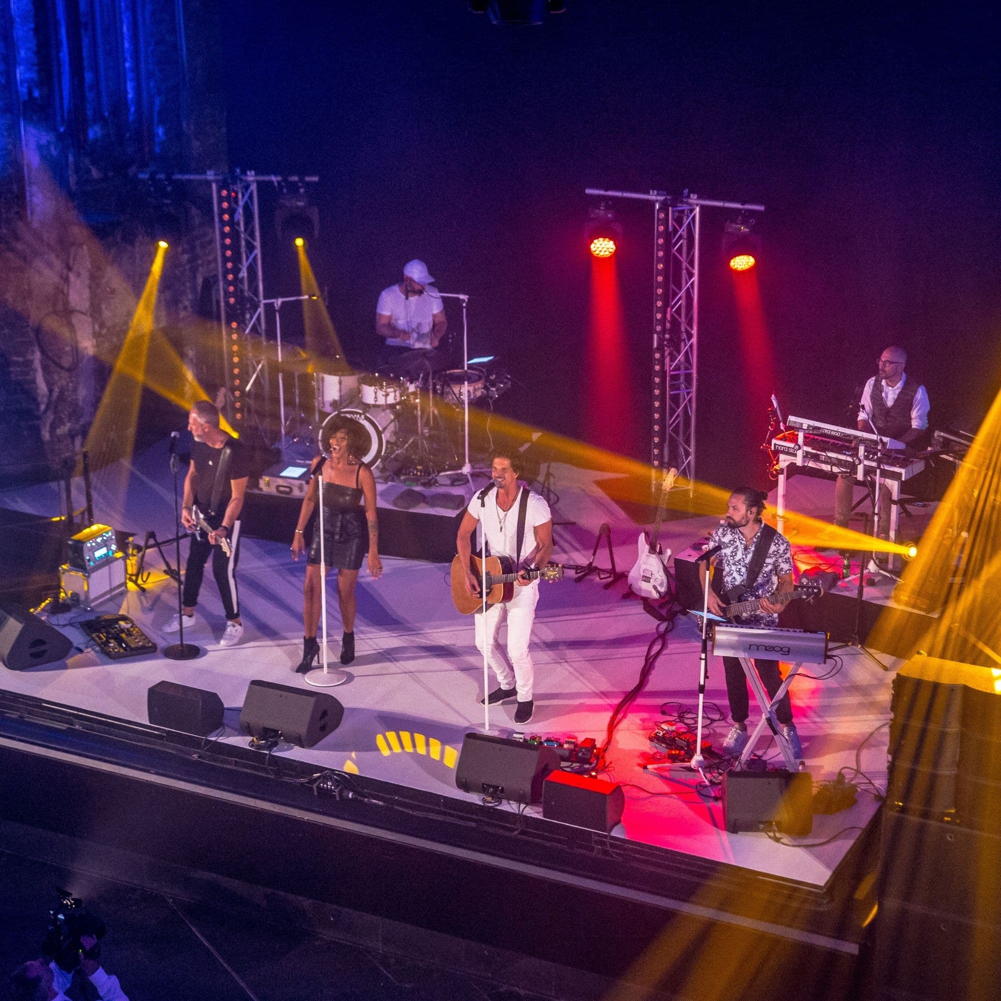 Liveband auf der Bühne bei einer Veranstaltung